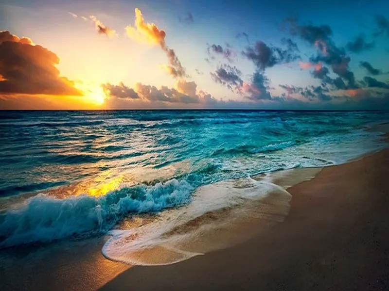 Image d'une plage de sable de vagues déferlantes