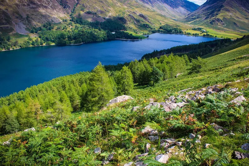 Image d'une partie d'un lac et d'une chaîne de montagnes