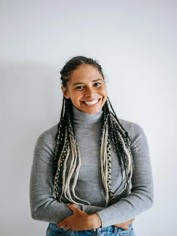 Image d'une femme souriante métisse