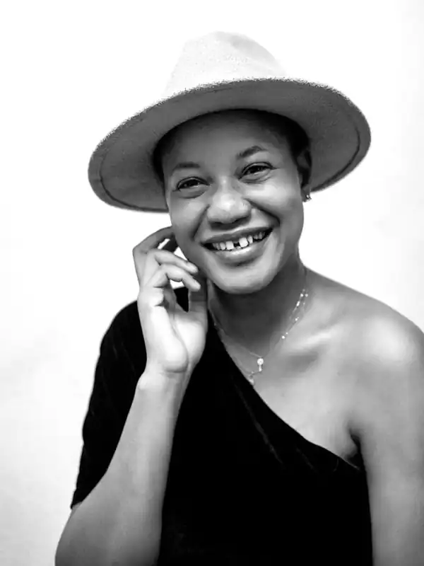 Image d'une femme de couleur souriante