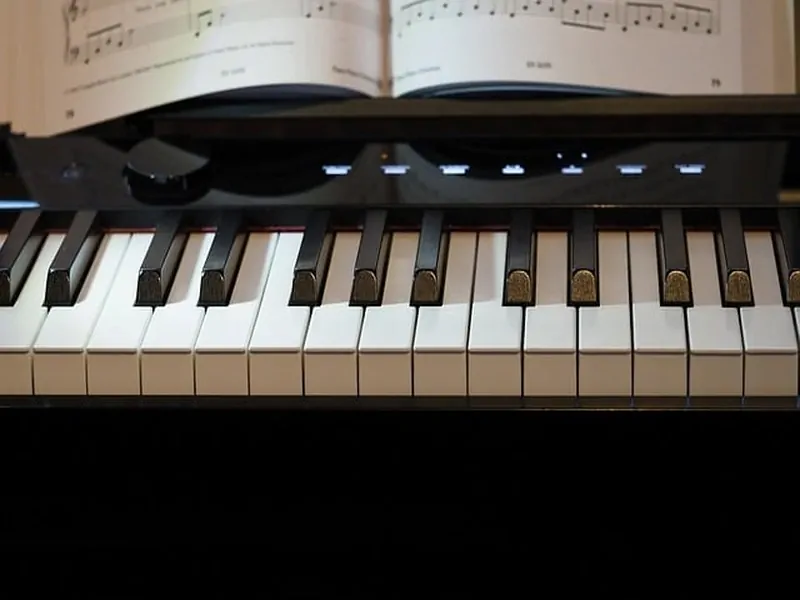 Image d'un piano et d'une partition