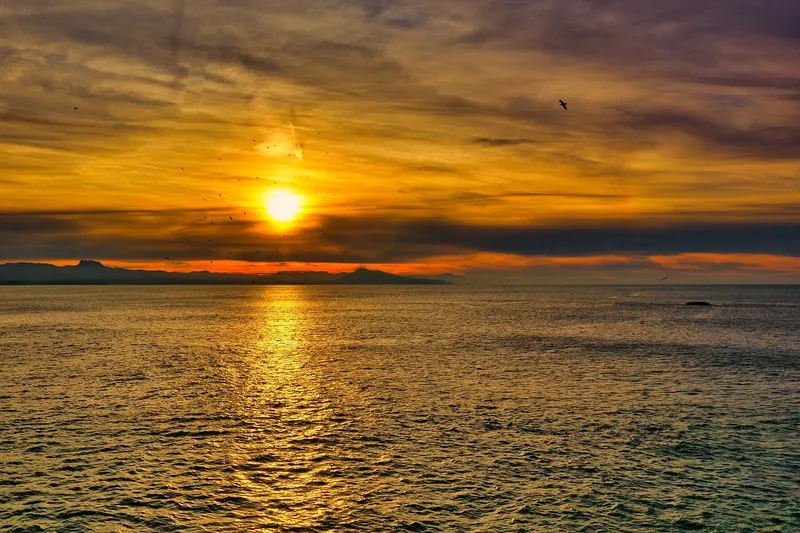 Image d'un coucher de soleil sur une mer calme